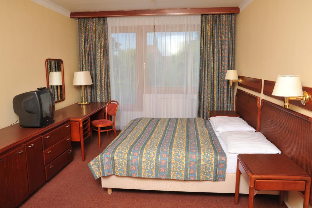 Hotel Krakonos マリアーンスケー・ラーズニェ エクステリア 写真