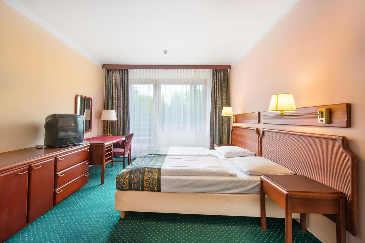 Hotel Krakonos マリアーンスケー・ラーズニェ エクステリア 写真